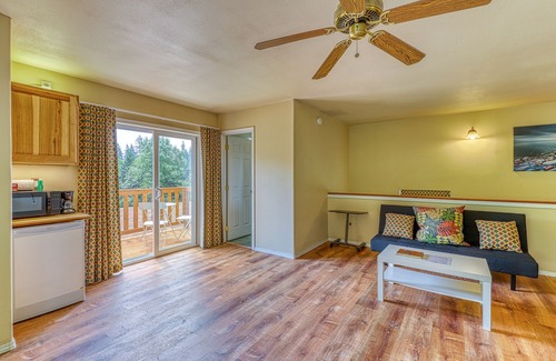 Covington Apartment | Cozy studio w/ a private entrance, free WiFi, Netflix, & furnished deck
