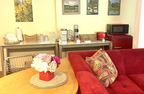 Western Apartment | Cozy studio w/hot tub & farm animals min to town