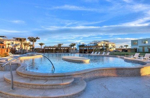 Corpus Christi Apartment | Cozy Studio w/Kitchenette! Private Walkable Beach Access, On-site Pool