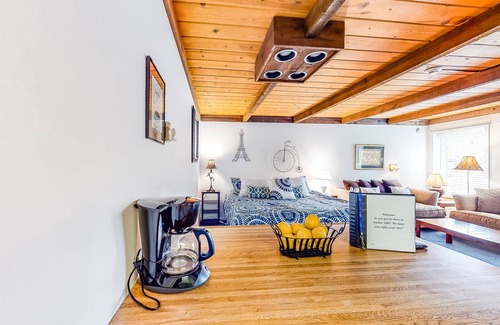 Elkhorn Apartment | Cozy studio w/new king bed & access to skating rink, Pavilion & more