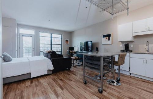 DeBaliviere Place Apartment | Cozy Studio w Pool & WFH Setup St Louis