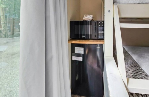 Historic District Apartment | Cozy Studio w/Shared Pool -3 Min to Ski Lift