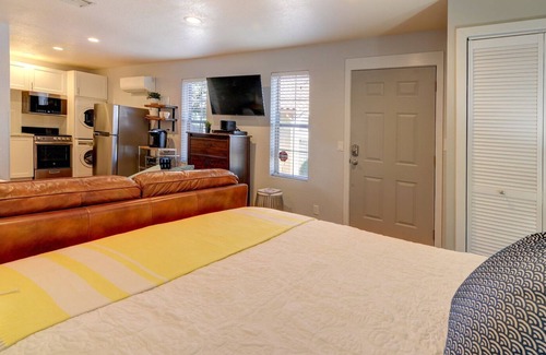 North Mountain Apartment | Cozy Studio, walk to Mountains!