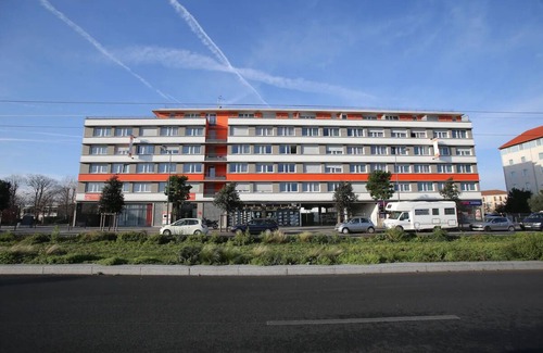 Chevilly-Larue Hotel | Cozy Studio with Modern Kitchenette w/Convenient Access to Tramway T7