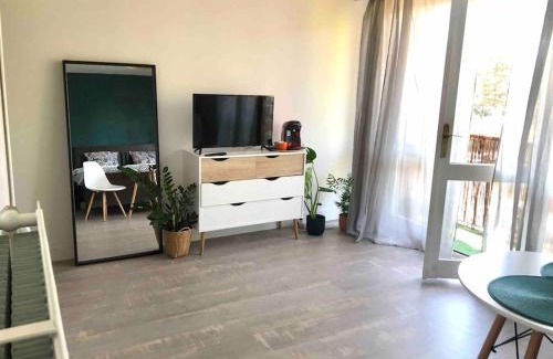 Sud Apartment | Cozy Studio with balcony and free parking