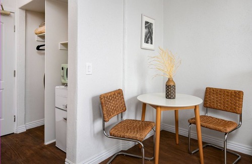 Westlake Apartment | Cozy Studio with Contemporary Features, near DTLA