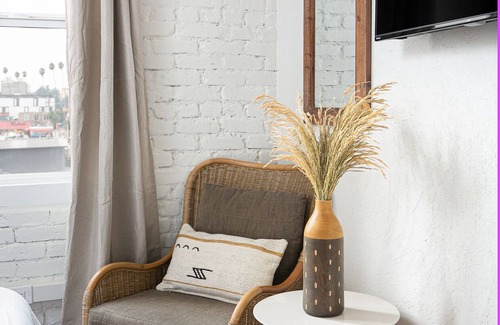 Westlake Apartment | Cozy Studio with Contemporary Features, near DTLA