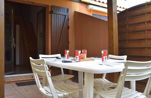 Gruissan Apartment | Cozy Studio with Mezzanine, Terrace, Pool Access & Parking, 300m from Grazel Beach