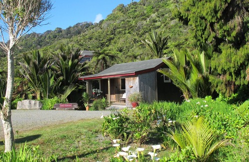 Punakaiki Cottage | Cozy studio with outside bath tub