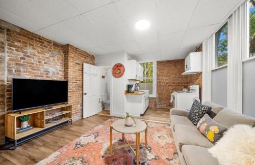 Mount Auburn Apartment | Cozy Studio with Parking - Near UC, Zoo, Downtown
