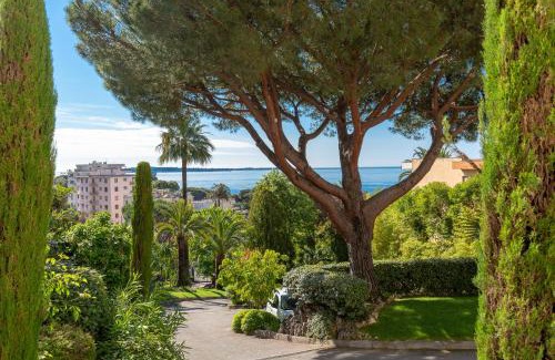Cannes La Bocca Apartment | Cozy studio with sea view, swimming pool and greenery