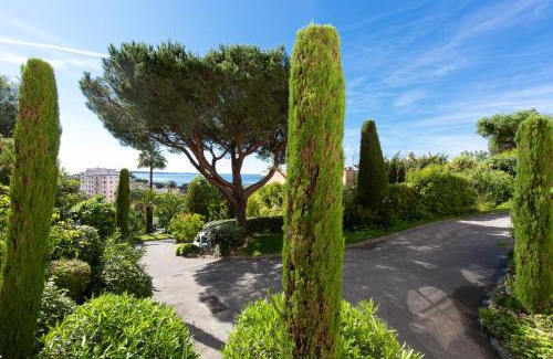 Cannes La Bocca Apartment | Cozy studio with sea view, swimming pool and greenery