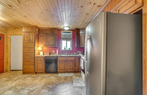 Tellico Plains Apartment | Cozy studio with AC and WiFi in enchanting Tellico Plains - Sleeps 5