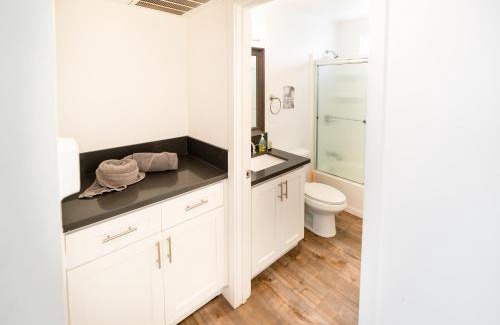 Wilshire Apartment | Cozy Stylish 1-Bedroom In Hollywood With Free Gated Parking