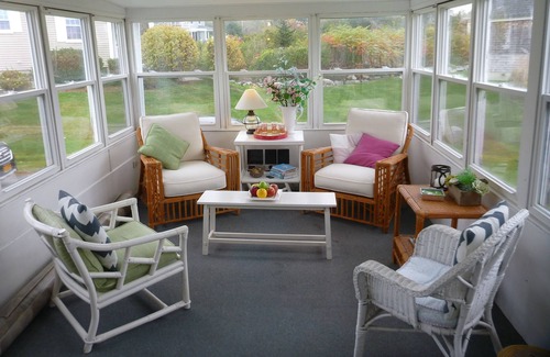 Rye House | Cozy, Stylish Bluebird Cottage, Steps To Jenness Beach! Fall & Winter Rentals