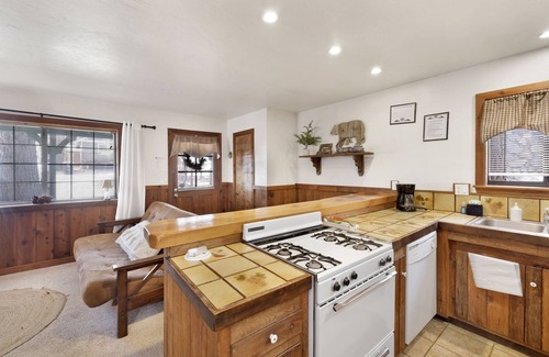 Sugarloaf Cottage | Cozy Sugar Chalet Mountain Retreat in Big Bear