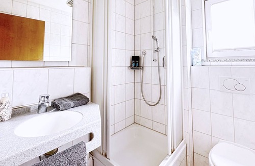Munchen District Apartment | Cozy suite for 2 | Balcony | Kitchen | Parking | Quiet