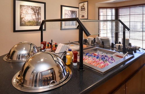 Plainfield Condo | Cozy Suite | Free Breakfast + Pool