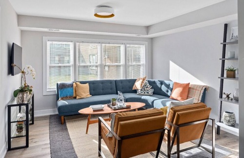 Riverside Apartment | Cozy Suite, Newly Renovated in Berwyn/Forest Park Area