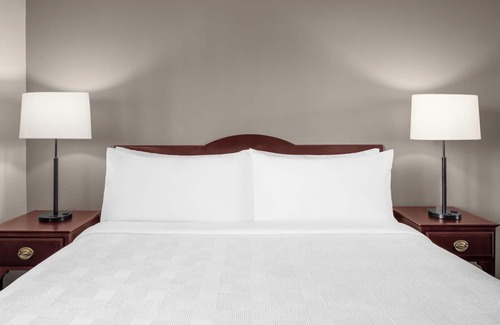 Hillsboro Hotel | Cozy Suite w/Fully Equipped Kitchen & Separate Living Areas – Ideal for Groups