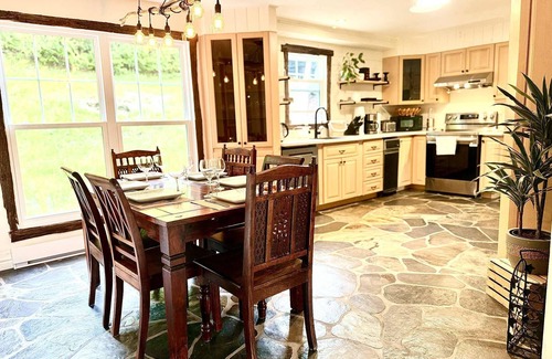 Sainte-Adele House | Cozy, Sunlit Family Retreat in Sainte-Adèle – Near Ski, Trails & Spa!