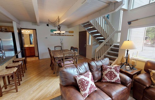 Tennis Village Condo | Cozy Sunriver Condo with A/C, Fireplace and BBQ