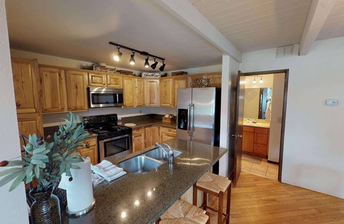 Tennis Village Condo | Cozy Sunriver Condo with A/C, Fireplace and BBQ