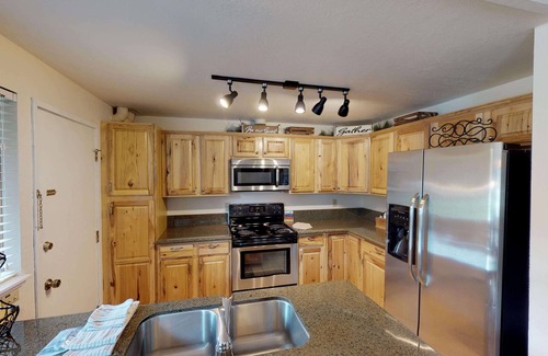 Tennis Village Condo | Cozy Sunriver Condo with A/C, Fireplace and BBQ