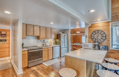 Overlook Park House | Cozy Sunriver Home Close to SHARC with SHARC Passes, Bikes, and Dogs Ok!