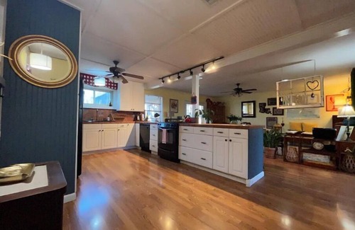 Sunset Cottage | Cozy Sunset Cottage near Lafayette