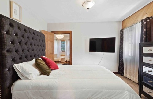 Milwaukee Apartment | Cozy Sunset Height 2 BR- In the Heart of MKE