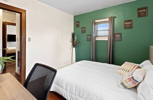 Milwaukee Apartment | Cozy Sunset Height 2 BR- In the Heart of MKE