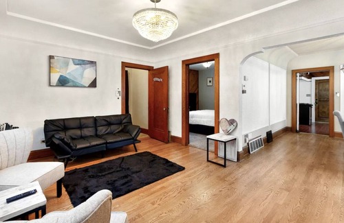 Milwaukee Apartment | Cozy Sunset Height 2 BR- In the Heart of MKE