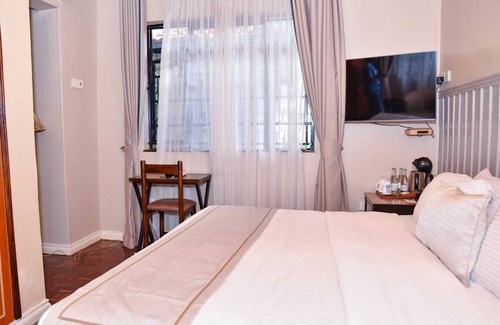 Muthaiga Hotel | Cozy Superior Room with AC & Fitness Access in Vibrant Nairobi