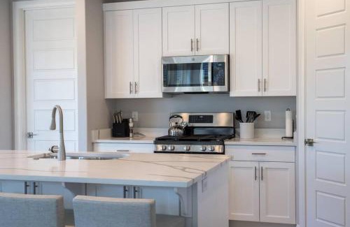 Washington House | Cozy Sweet Retreat Brand New Private Home w Spa Game Room and Firepit