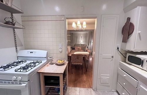 Miracle Mile Apartment | Cozy Sweet Spanish-style 1-bedroom apartment in beautiful Los Angeles