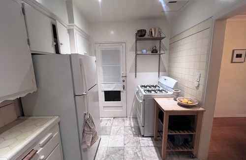Miracle Mile Apartment | Cozy Sweet Spanish-style 1-bedroom apartment in beautiful Los Angeles