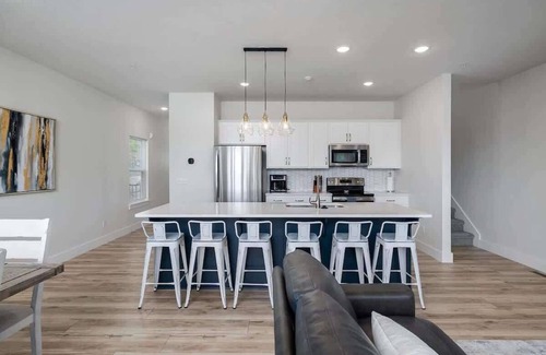 Table Rock House | Cozy Table Rock Lake Home w Hot Tub & Game Room