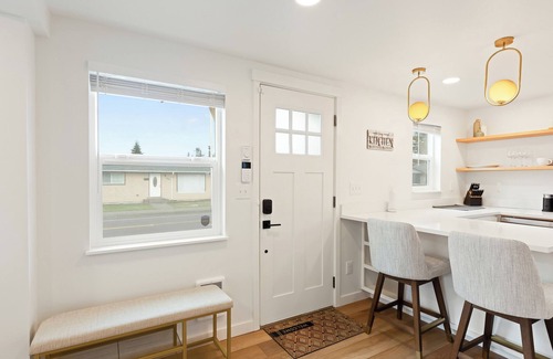 South Tacoma House | Cozy Tacoma Bungalow- newly remodel 2br+1ba home, 3.3miles to Tacoma Dome