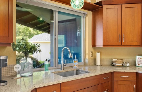 West End House | Cozy Tacoma Home w/Patio, Walk to Beach!