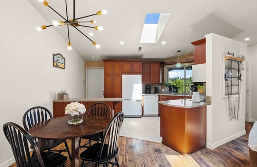 West End House | Cozy Tacoma Home w/Patio, Walk to Beach!