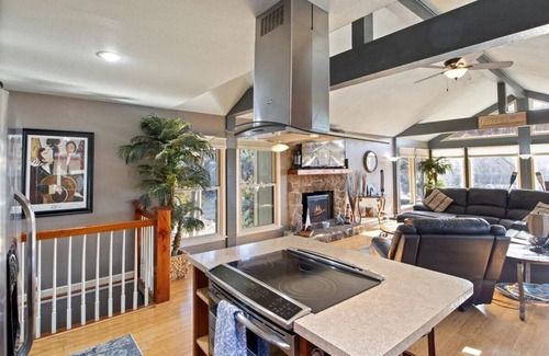 Osage Beach House | Cozy Tan-Tar-A Vacation Home on Golf Course & Lake View