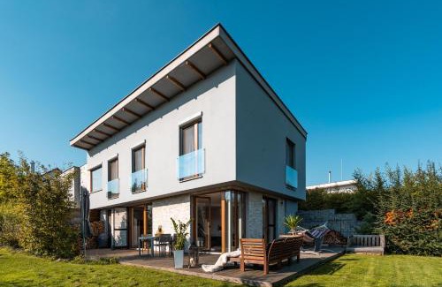Jirin Villa | Cozy terraced house with infra sauna and parking