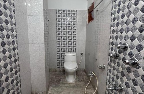 Siliguri Apartment | Cozy Third-Floor Room w Balcony