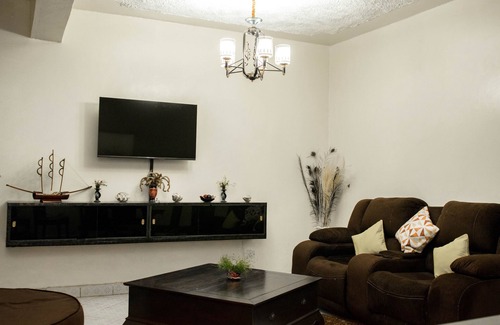 Kisumu House | Cozy Three Bedroom With Colorful Terrace