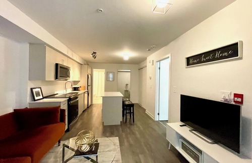 Clairlea House | Cozy Toronto Townhouse, Walking Distance To Shops and TTC Friendly!