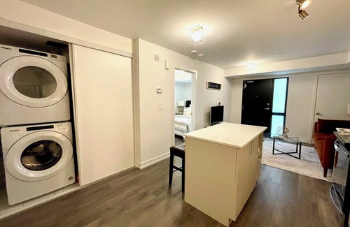 Clairlea House | Cozy Toronto Townhouse, Walking Distance To Shops and TTC Friendly!
