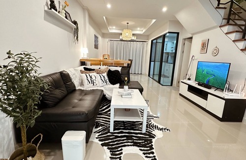 Chiang Mai House | Cozy townhome/2km to Airport , 10 Mins to Nimman,Old Town/sleep 10