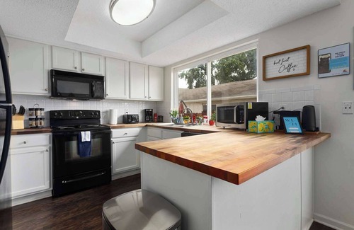 Grandview House | Cozy TownHome Renovated & Mins from KC Attractions