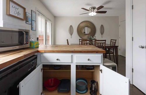 Grandview House | Cozy TownHome Renovated & Mins from KC Attractions